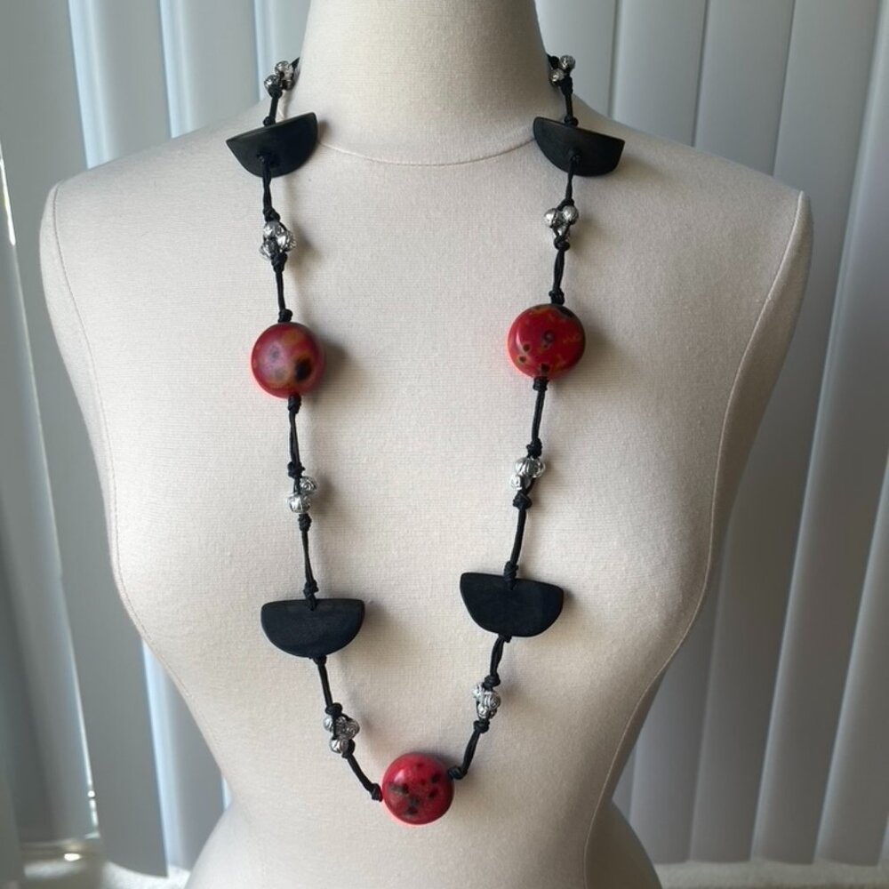Gorgeous Red Black Multi-Material Necklace  In Excellent Pre-owned condition. Ge